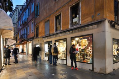 Venedik, İtalya - 03 Kasım 2021: Venedik, İtalya 'da Old Town' da hediyelik eşya dükkanı