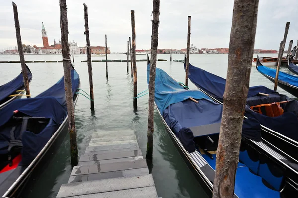 Las Góndolas Vacías Balancean Sobre Agua Día Nublado Venecia Italia — Foto de Stock