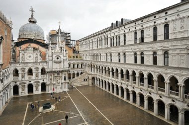 Venedik, İtalya - Kasım 04, 2021: Doges Palace 'ın (Palazzo Ducale) iç avlusunu ziyaret eden kimliği belirsiz kişiler. Doges Sarayı, İtalya 'nın Venedik kentindeki en önemli turistik merkezlerden biridir.