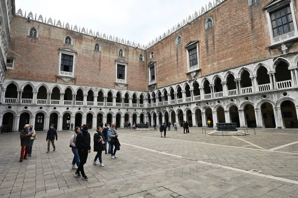 Venice Italy November 2021 Unidentified People Visiting Inner Yard Doges — Stock Photo, Image