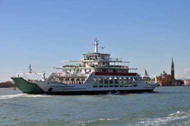 Venedik, İtalya - 4 Kasım 2021: Venedik, İtalya feribotu. 