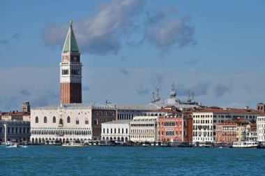 Venedik, İtalya - 4 Kasım 2021: St. Mark Campanile ve Eski Şehir mimarisi, İtalya Venedik Büyük Kanalı manzaralı