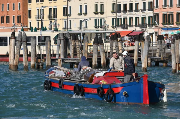 Venecia Italia Noviembre 2021 Los Trabajadores Construcción Van Barco Laguna — Foto de Stock