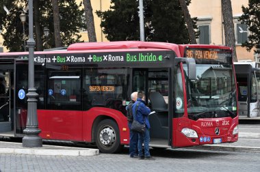 Roma, İtalya - 14 Şubat 2022: Roma City halk otobüsü Roma, İtalya 'da