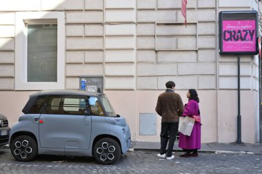 Roma, İtalya - 17 Şubat 2022: Citroen Ami ev elektrikli araba Roma, İtalya 'da park etmiş küçük tekerlekli araç kübü