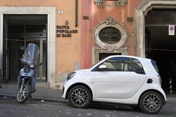 Roma Itália Fevereiro 2022 Carro Inteligente Branco Estacionado Rua Roma — Fotografia de Stock
