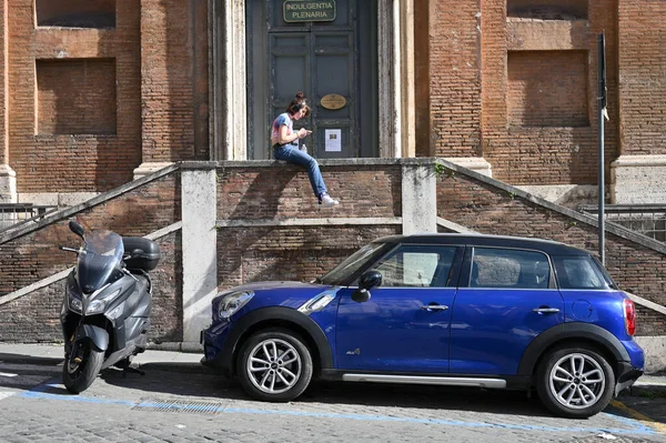 Roma Itália Fevereiro 2022 Mini Cooper Estacionado Rua Roma Itália — Fotografia de Stock