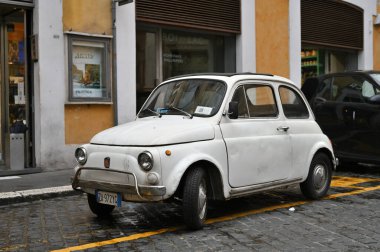Roma, İtalya - 15 Şubat 2022: Roma, İtalya 'da sokağa park edilmiş klasik beyaz Fiat arabası