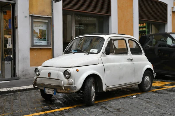 Roma Itália Fevereiro 2022 Carro Fiat Branco Vintage Estacionado Rua — Fotografia de Stock