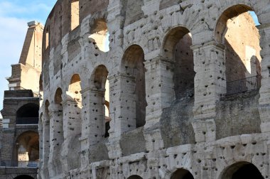 Roma (Roma), İtalya 'daki Colosseum' un ayrıntıları. Ayrıca Kolezyum olarak da bilinir. Burası en ünlü İtalyan turistik yeridir.