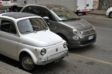 Roma, İtalya - 14 Şubat 2022: Roma, İtalya 'da sokağa park edilmiş klasik beyaz Fiat arabası