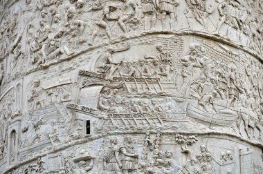 Trajan sütunundaki detaylar Roma sokaklarında Kolezyum ve Trajan Forumu yakınlarındaki antik bir kolon