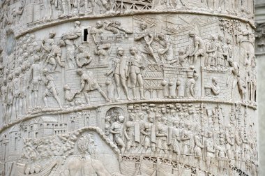 Trajan sütunundaki detaylar Roma sokaklarında Kolezyum ve Trajan Forumu yakınlarındaki antik bir kolon