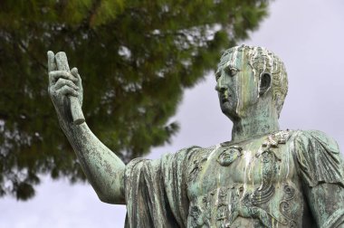 Roma İmparatoru Gaius Julius Caesar 'ın Roma, İtalya' daki caddesinde heykeli.