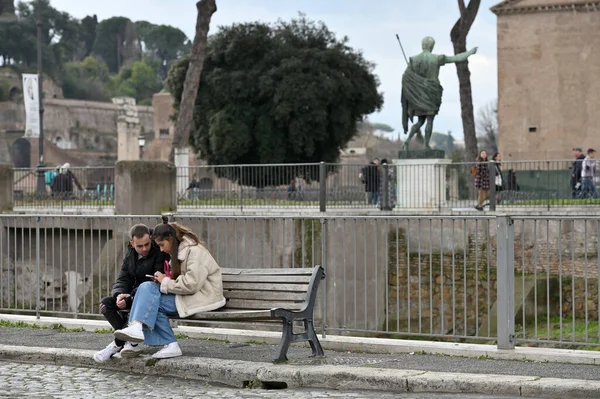 Rom Italien Februari 2022 Oidentifierade Människor Sitter Vid Ruinerna Det — Stockfoto