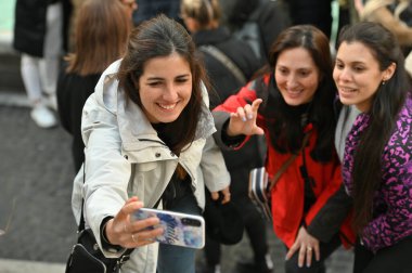 Roma, İtalya - 14 Şubat 2022: Roma, İtalya 'daki Trevi çeşmesinde cep telefonuyla fotoğraf çeken kimliği belirsiz kişiler