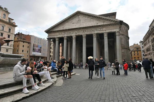 Rom Italien Februari 2022 Oidentifierade Personer Vid Pantheon Templet Piazza — Stockfoto