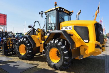 Kaunas, Litvanya - 31 Mart 2022: Kaunas, Litvanya 'daki Uluslararası Tarım Sergisi' nde JCB 435S tekerlek yükleme aracı. 