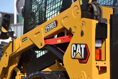 Kaunas, Litvanya - 31 Mart 2022: Litvanya 'nın Kaunas kentindeki Uluslararası Tarım Sergisi' nde Tırtıl Track Loader 259D3 traktör aracına yakın çekim.