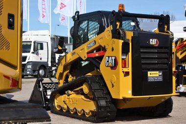 Kaunas, Litvanya - 31 Mart 2022: Litvanya 'nın Kaunas kentindeki Uluslararası Tarım Fuarı' nda Tırtıl Track Loader 259D3 model traktör aracı.