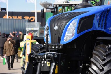 Kaunas, Litvanya - 31 Mart 2022: Litvanya 'nın Kaunas kentindeki Uluslararası Tarım Fuarı' nda New Holland T8 traktör aracına yaklaş. 
