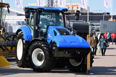 Kaunas, Litvanya - 31 Mart 2022: New Holland T6, Kaunas, Litvanya 'daki Uluslararası Tarım Sergisi' nde 180 traktör aracı. 