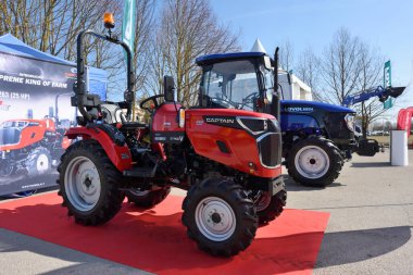 Kaunas, Litvanya - 31 Mart 2022: Kaunas, Litvanya 'daki Uluslararası Tarım Sergisi' nde Kaptan 263 4WD traktörü. 