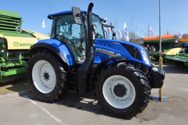 Kaunas, Litvanya - 31 Mart 2022: Kaunas, Litvanya 'daki Uluslararası Tarım Sergisi' nde New Holland T5 traktör aracı.