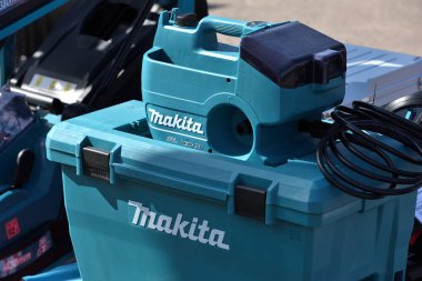 Kaunas, Litvanya - 31 Mart 2022: Kaunas, Litvanya 'daki Uluslararası Tarım Sergisi' nde Profesyonel Elektrikli Makita marka araçları.