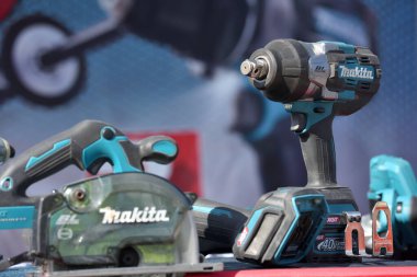 Kaunas, Litvanya - 31 Mart 2022: Kaunas, Litvanya 'daki Uluslararası Tarım Sergisi' nde Profesyonel Elektrikli Makita marka araçları.