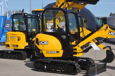 Kaunas, Litvanya - 31 Mart 2022: JCB kazıcı modelleri Kaunas, Litvanya 'daki Uluslararası Tarım Sergisi' nde 35Z-1 ve 8026CTS araçları.