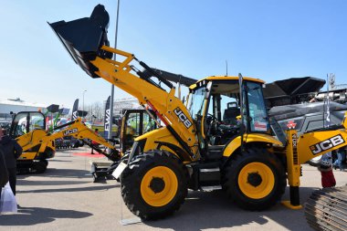 Kaunas, Litvanya - 31 Mart 2022: Kaunas, Litvanya 'daki Uluslararası Tarım Sergisi' nde JCB 4CX kepçe çekici araç. 