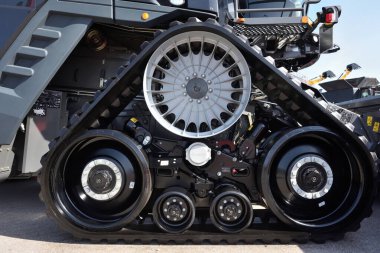 Kaunas, Litvanya - 31 Mart 2022: Kaunas, Litvanya 'daki Uluslararası Tarım Sergisi' nde Massey Ferguson İdeal traktör aracını birleştirin.