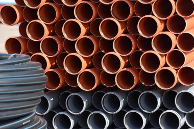 İnşaat alanında kullanılan plastik kanalizasyon boruları.