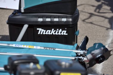 Kaunas, Litvanya - 31 Mart 2022: Kaunas, Litvanya 'daki Uluslararası Tarım Sergisi' nde Profesyonel Elektrikli Makita marka araçları.