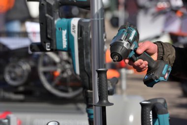 Kaunas, Litvanya - 31 Mart 2022: Kaunas, Litvanya 'daki Uluslararası Tarım Sergisi' nde Profesyonel Elektrikli Makita marka araçları.