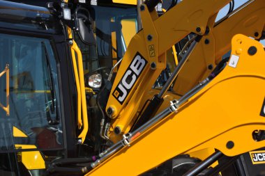 Kaunas, Litvanya - 31 Mart 2022: Kaunas, Litvanya 'daki Uluslararası Tarım Sergisi' nde JCB 4CX kepçe çekici aracına yaklaş