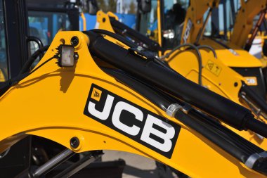 Kaunas, Litvanya - 31 Mart 2022: Kaunas, Litvanya 'daki Uluslararası Tarım Sergisi' nde JCB 4CX kepçe çekici aracına yaklaş
