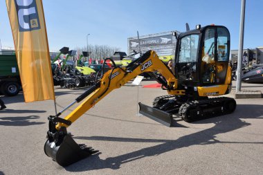 Kaunas, Litvanya - 31 Mart 2022: Kaunas, Litvanya 'daki Uluslararası Tarım Sergisi' nde JCB kazı modeli 8026CTS aracı.