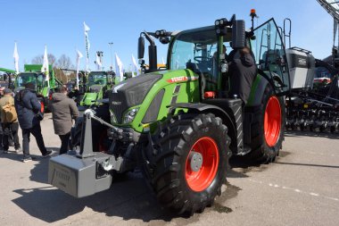 Kaunas, Litvanya - 31 Mart 2022: Fendt 724 Çiftlik Traktör Aracı Kaunas, Litvanya 'da Uluslararası Tarım Sergisi