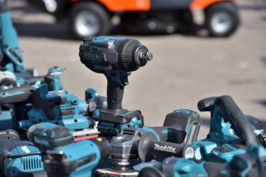 Kaunas, Litvanya - 31 Mart 2022: Kaunas, Litvanya 'daki Uluslararası Tarım Sergisi' nde Profesyonel Elektrikli Makita marka araçları.