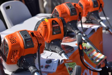 Kaunas, Litvanya - 31 Mart 2022: Kaunas, Litvanya 'daki Uluslararası Tarım Sergisi' nde Daewoo String Trimmer araçlarına yakın çekim.