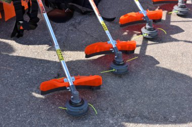 Kaunas, Litvanya - 31 Mart 2022: Kaunas, Litvanya 'daki Uluslararası Tarım Sergisi' nde Daewoo String Trimmer araçlarına yakın çekim.
