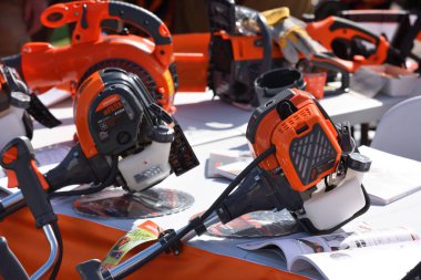 Kaunas, Litvanya - 31 Mart 2022: Kaunas, Litvanya 'daki Uluslararası Tarım Sergisi' nde Daewoo String Trimmer aracına yakın çekim.