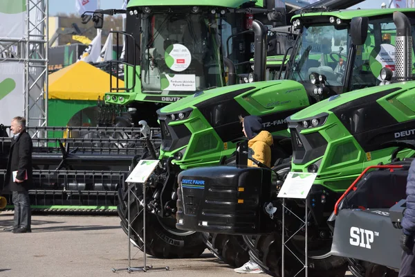 Kaunas, Litvanya - 31 Mart 2022: Kaunas, Litvanya 'daki Uluslararası Tarım Sergisi' nde Deutz-Fahr traktör aracı. 