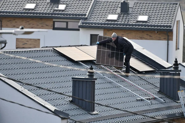 立陶宛维尔纽斯 2022年4月6日 在立陶宛维尔纽斯屋顶上安装太阳能电池板的人 — 图库照片