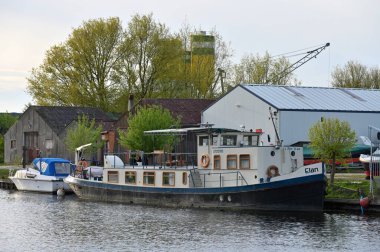 Rijnsburg, Hollanda - 19 Nisan 2022: Hollanda, Rijnsburg 'da tekne parkı