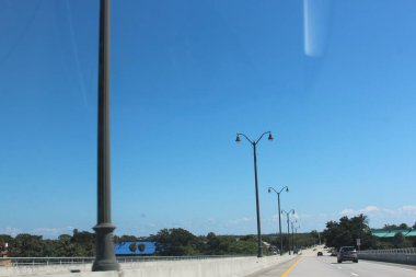 Gün boyunca yol kenarında sokak lambası