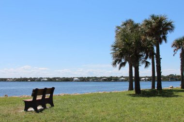 Köprünün altında kıyılar arası