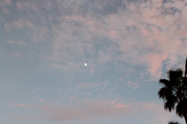 Φεγγάρι Πυροβόλησε Στον Πολύχρωμο Ουρανό — Φωτογραφία Αρχείου